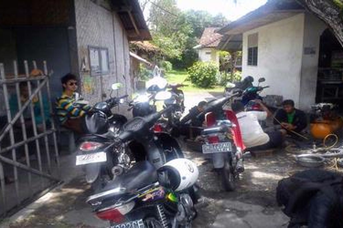 Para pengendara sepeda motor antre di tukang tambal ban di Jalan Bypass Ngurah Rai, Denpasar, Bali, Jumat (6/1/2012). Ban sepeda motor mereka bocor terkena paku yang tersebar di jalan.