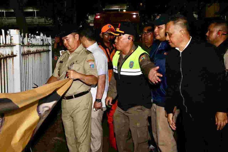 PJ Gubernur DKI Jakarta Teguh Setyabudi mencopot Alat Peraga Kampanye (APK) di Jalan Cempaka Putih, Jakarta Pusat, Sabtu (23/11/2024).