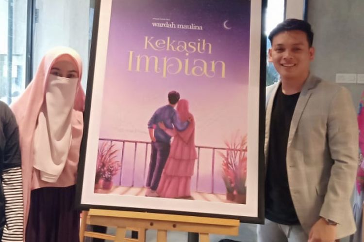 Wardah Maulina dan Natta Reza saat novel laris karya Wardah, Kekasih Impian, akan diangkat ke layar lebar.