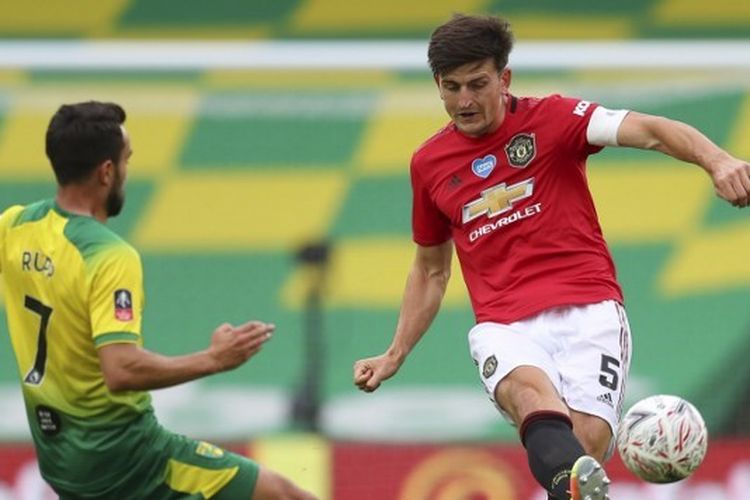 Harry Maguire mencoba melewati hadangan Lukas Rupp dalam laga Norwich City vs Manchester United pada babak perempat final Piala FA di Carrow Road, Sabtu (27/6/2020) atau Minggu dini hari WIB.