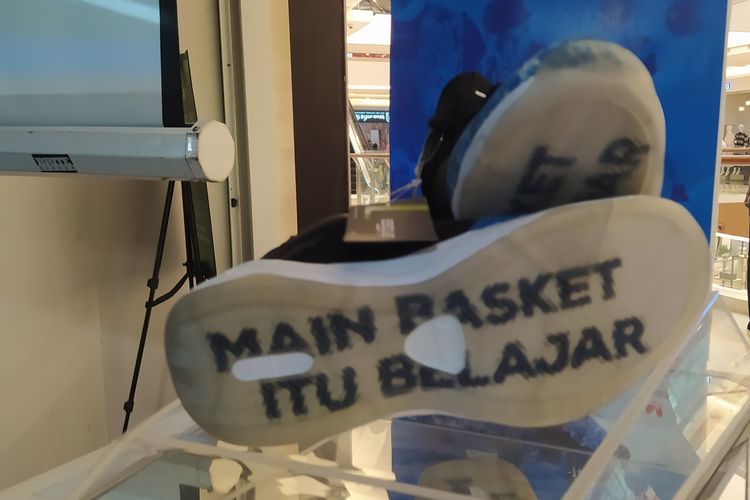 Sepatu khas (signature shoes) League Insane bertuliskan di bagian bawah Main Basket Itu Belajar.
