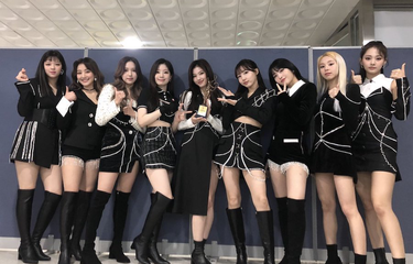 TWICE tampil full team di Seoul Music Awards ke-30. Jeongyeon sudah bergabung dengan delapan member lainnya