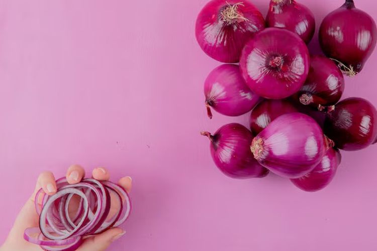 Kenapa Mata Pedih Saat Mengiris Bawang Merah? Ini Penjelasan Dokter