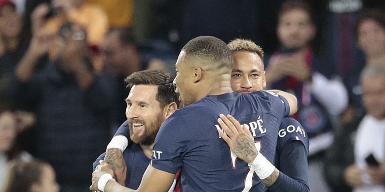 Lionel Messi, Neymar, dan Kylian Mbappe melakukan selebrasi bersama dalam laga Liga Champions 2022-2023 antara PSG vs Maccabi Haifa di Stadion Parc des Princes, 25 Oktober 2022. Trio Messi, Neymar, Mbappe akan kembali memimpin PSG dalam laga kontra Troyes pada pekan ke-13 Liga Perancis 2022-2023, Sabtu, 29 Oktober 2022.