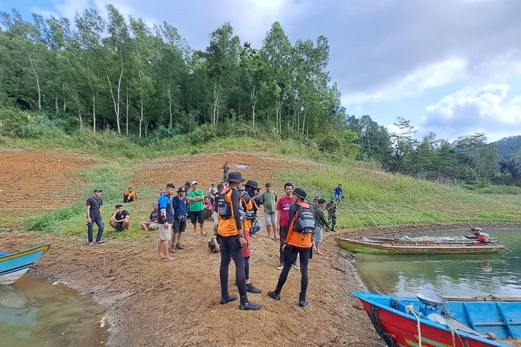 Tim SAR bersiap memulai operasi pencarian orang tenggelam di Waduk Sempor, Kabupaten Kebumen, Jawa Tengah, Jumat (8/9/2023).