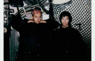 Kedua personel Twenty One Pilots, Tyler Joseph (kiri) dan Josh Dun (kanan).