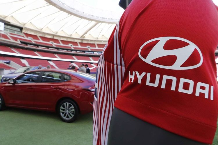 Jersey Atletico Madrid dengan logo Hyundai yang akan menjadi global automotive partner dari klub tersebut.