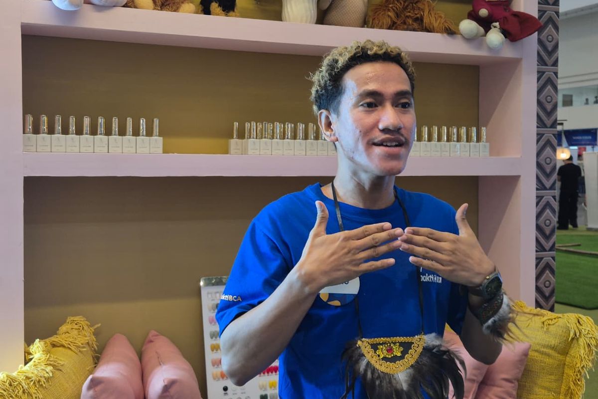 Muhammad Ginto, salah satu anggota make-up artist (MUA) Tuli binaan Bakti BCA.
