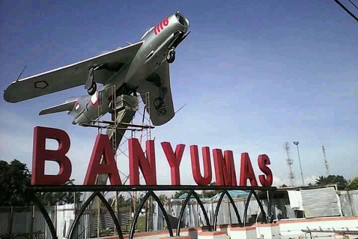 Pesawat MIG 17 buatan Rusia yang dipajang di Alun-Alun Banyumas, Jawa Tengah.
