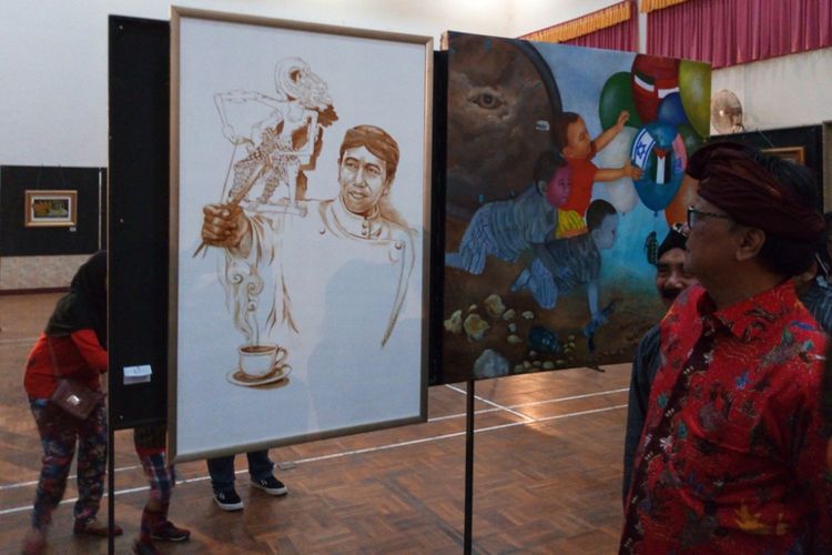 Mendagri Tjahjo Kumolo memperhatikan lukisan bergambar Jokowi di pameran seni di Gedung Pertemuan Gotong Royong di Jl Brigjen Sudiarto No 78 Ambarawa, Sabtu (5/3/2018) malam.