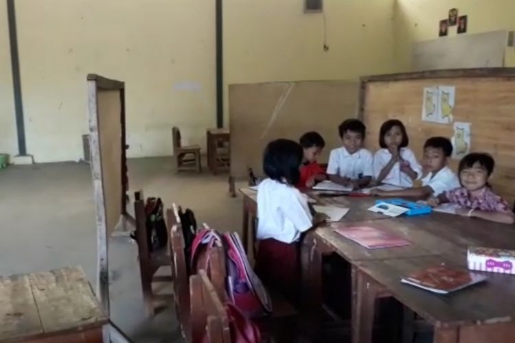 Gudang BPBD Kabupaten Bekasi yang dijadikan ruang kelas untuk belajar siswa SD Ridogalih 01, Rabu (12/9/2018).