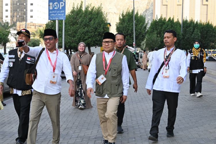 Ketua Timwas DPR RI Abdul Muhaimin Iskandar saat berkunjung ke salah satu pemondokan jemaah haji Indonesia di Mekkah, Arab Saudi, Jumat (14/6/2024).