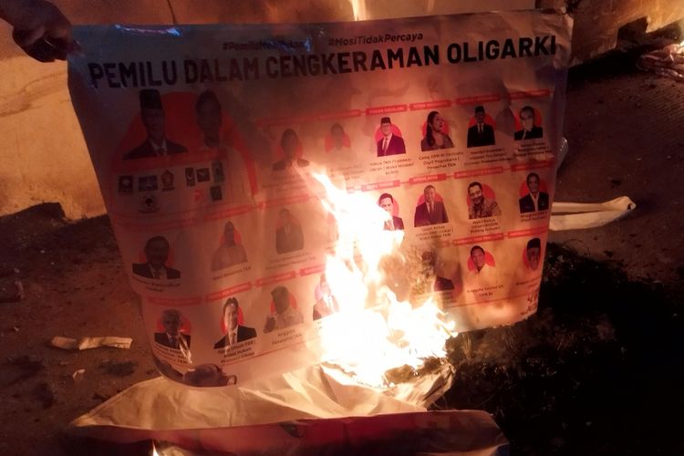 Mahasiswa membakar banner saat aksi di Harmoni, Gambir, Jakarta Pusat, Rabu (7/2/2024).