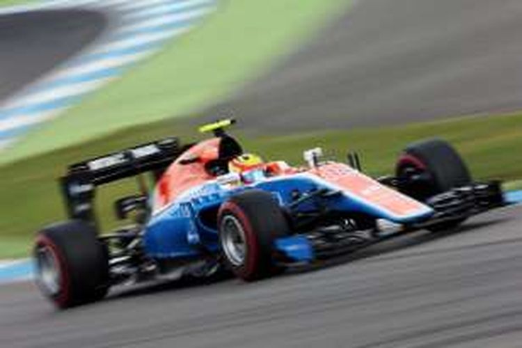 Pebalap Manor Racing asal Indonesia, Rio Haryanto, memacu mobilnya pada sesi latihan ketiga GP Jerman di Hockenheimring, Sabtu (30/7/2016).