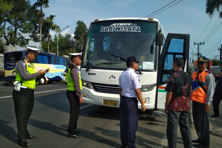 Petugas gabungan Kemenhub RI melakukan pemeriksaan kelaikan bus pariwisata di Kawasan Candi Borobudur Magelang, Jumat (26/10/2018).