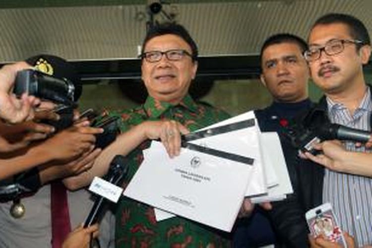 Menteri Dalam Negeri Tjahjo Kumolo (berbatik hijau) meninggalkan Gedung Komisi Pemberantasan Korupsi di Kuningan, Jakarta, Senin (10/11/2014). Tjahjo menyerahkan Laporan Harta Kekayaan Penyelenggara Negara kepada KPK sebagai kewajibannya terkait jabatannya sebagai menteri.