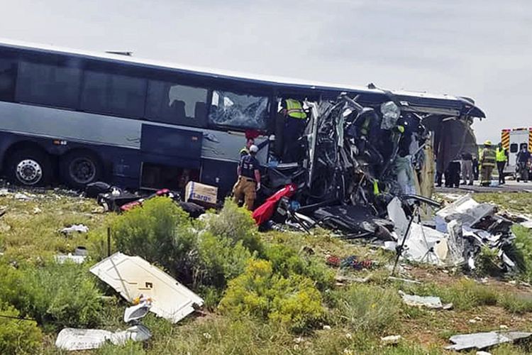 Foto yang diambil salah seorang saksi mata, Chris Jones, memperlihatkan situasi setelah terjadinya kecelakaan yang melibatkan truk dan bus penumpang di New Mexico, Kamis (30/8/2018).