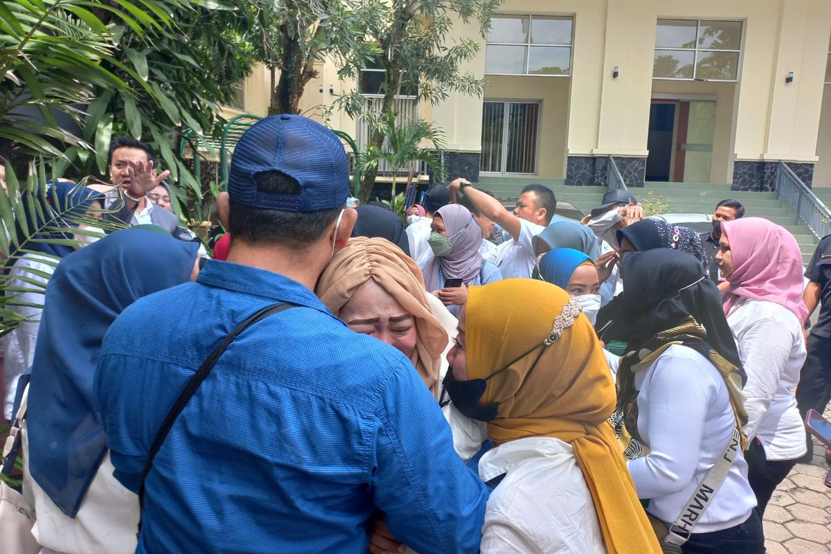 Suasana haru orangtua murid ketika mendengarkan hasil audiensi terkait relokasi belajar mengajar siswa SDN Pondok Cina 1 berpihak kepada mereka.