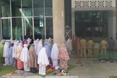 Padatnya Masjid Balai Kota DKI Saat Waktu Dzuhur Tiba...  