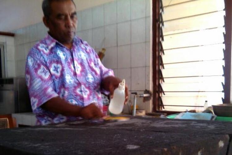 Petugas BPCB Yogyakarta saat membersihkan batu prasasti yang ditemukan di Kompleks candi Kedulan