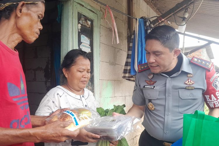 Kalapas Karawang Christo Toar memberikan bantuan sembako kepada keluarga warga binaan di Desa Duren, Kecamatan Klari, Karawang, Jawa Barat, Sabtu (9/11/2024).