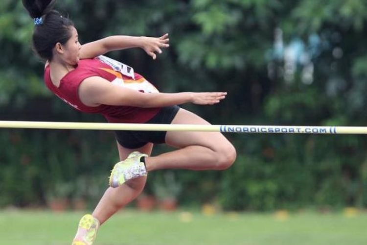 Atlet lompat tinggi putri Jawa Barat, Titik Syaidah, beraksi di final nomor loncat tinggi remaja di ajang Kejuaraan Atletik Remaja dan Yunior di Stadion Madya, Senayan, Jakarta, Kamis (3/4/2013). Titik Syaidah menjuarai nomor ini.