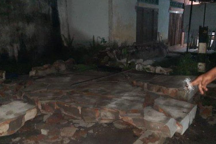 
Penampakan dinding yang menimpa dua bocah berusia enam tahun hingga tewas di Kampung Pauh, Nagari Campago, Kecamatan V Koto Kampung Dalam, Kabupaten Padang Pariaman, sekira pukul 17.30 WIB, Selasa (13/6/2023). 
