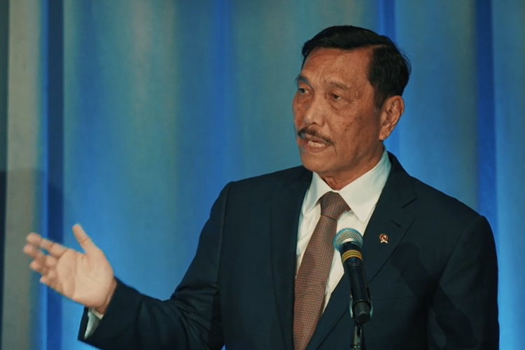 Luhut membantah tuduhan bahwa dirinya baru dua kali vaksin.