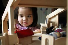 Membangun Imajinasi Anak Lewat Permainan Rumah Boneka