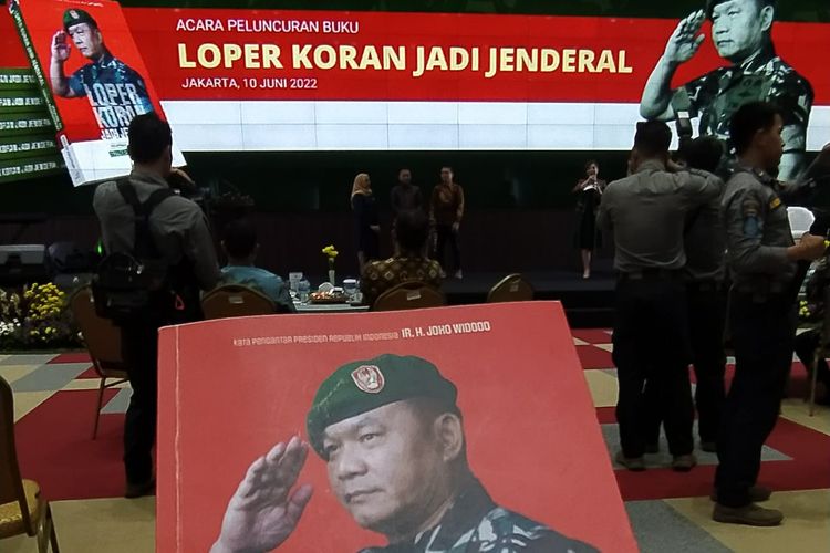 Buku karya Imelda Bachtiar berjudul ?Loper Koran Jadi Jenderal, Seni Memimpin Jenderal TNI Dudung Abdurachman? (Penerbit Buku Kompas, 2022)