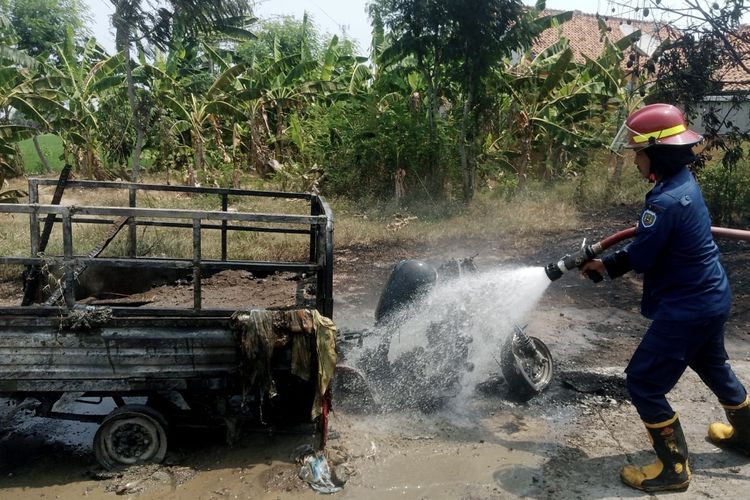 Motor Roda Tiga di Indramayu Tiba-tiba Terbakar Saat Sedang Melaju, Pengemudinya Selamat Usai Loncat Dari Kendaraan