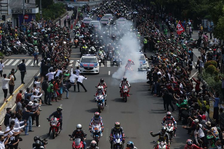 Sebanyak 20 pebalap MotoGP turut serta dalam parade MotoGP di Jakarta, Rabu (16/3/2022). Parade dari depan Istana Merdeka menuju Bundaran Hotel Indonesia, Jakarta Pusat ini sebagai rangkaian acara sebelum memulai balapan di Sirkuit Mandalika, Lombok, Nusa Tenggara Barat, Minggu (20/3/2022).