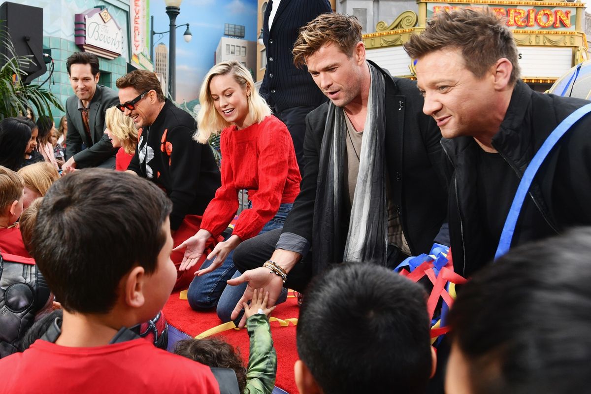 Para bintang Avengers: Endgame, (dari kiri) Paul Rudd, Scarlett Johansson, Robert Downey Jr., Brie Larson, Chris Hemsworth dan Jeremy Renner menghadiri acara Avengers Universe Unites di Disney California Adventure Park, Anaheim, California, Jumat (5/4/2019). 