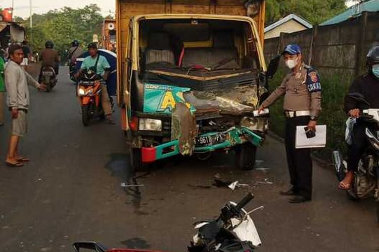 Sepeda motor dan truk ringsek usai terlibat kecelakaan lalu lintas di Jalan Raya Umum Jonggol-Cibarusah atau tepatnya di Desa Sukamanah Kecamatan Jonggol, Kabupaten Bogor, Jawa Barat, Rabu (1/6/2022).