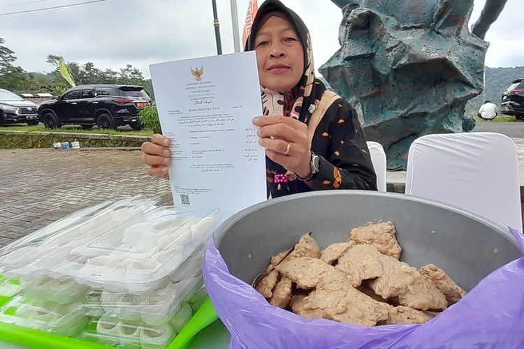Supriyanti, pedagang geblek dan tempe sengek makanan khas Kulon Progo, menunjukkan sertifikat halal sebagai salah pelaku usaha Desa Wisata Jatimulyo saat berada di Rest Area Kembang Tebu, Jalan Raya Kembang Tebu, Padukuhan Gendu, Kalurahan Jatimulyo, Kapanewon Girimulyo, Kabupaten Kulon Progo, Daerah Istimewa Yogyakarta, Minggu (31/5/2026).