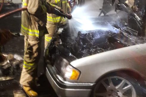 Mobil Mercedes-Benz Terbakar di Rawasari akibat Korsleting AC