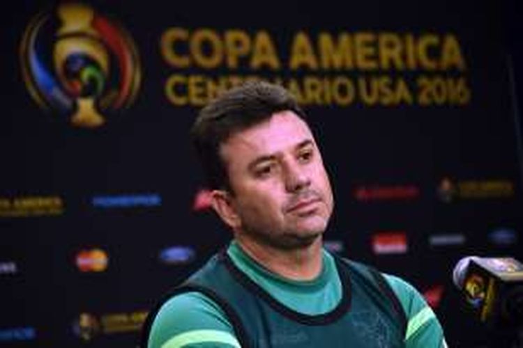 Pelatih Bolivia, Julio Cesar Baldivieso, mengkritik keputusan wasit atas hadiah tendangan penalti untuk Cile, pada laga Copa America 2016 di Amerika Serikat, Sabtu (11/6/2016) pagi WIB.