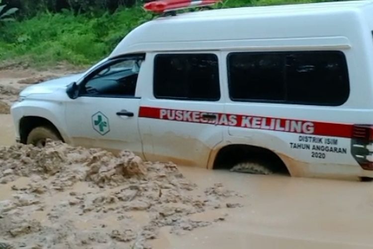 Mobil ambulans pembawa ibu hamil terjebak di lumpur jalan ke Distrik Isim Kabupaten Manokwari Selatan, Rabu (30/3/2022) 