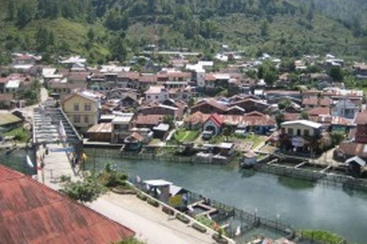 Perumahan padat penduduk di ibu kota Takengon, Kabupaten Aceh Tengah, tampak dari ketinggian di pinggir Danau laut Tawar. (DESI)
