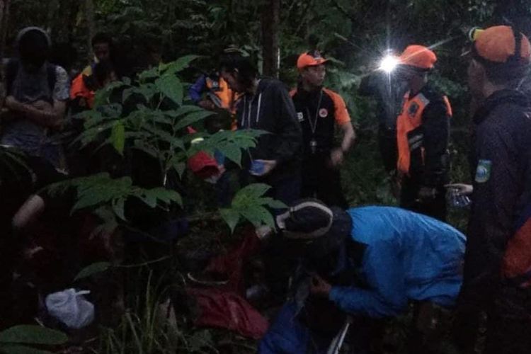 Proses pencarian delapan pendaki yang tersesat di hutan Gunung Loksajukung, Kabupaten Tanah Laut, Kalsel, Minggu (10/11/2021). 