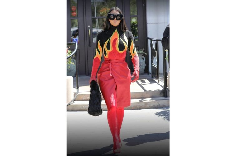 Kim Kardashian keluar untuk makan siang di Woodland Hills, California pada Kamis (14/4/2022). Ia tampil dengan busana catsuit bermotif flame.