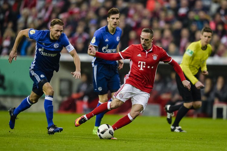 Bek Schalke 04 Benedikt Hoewedes (kiri) dan gelandang Bayern Muenchen, Franck Ribery, berebut bola dalam pertandingan perempat final DFB Pokal di Muenchen, 1 Maret 2017.