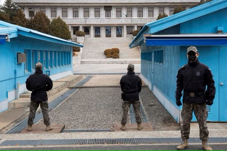 Tentara Korea Selatan siaga di Area Keamanan Bersama (JSA) di Zona Demiliterisasi (DMZ), di perbatasan dengan Korea Utara.