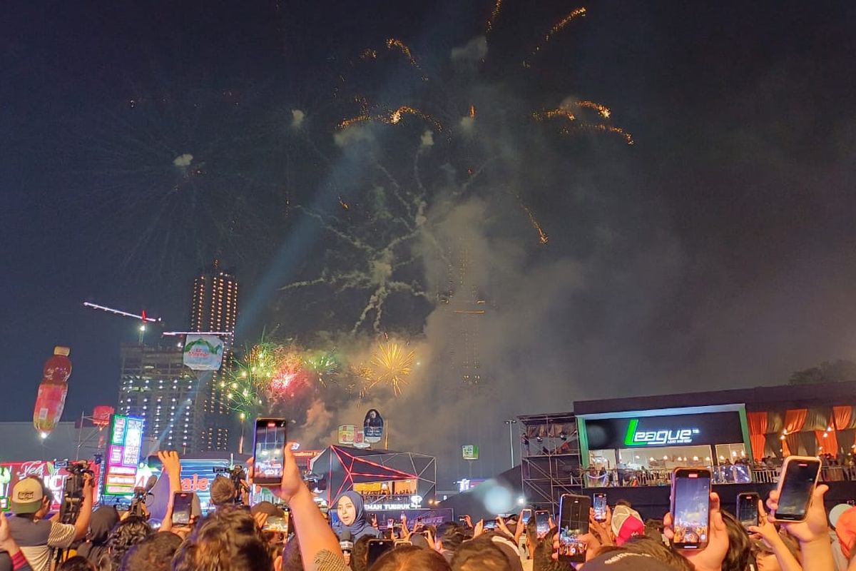 Pesta kembang api menutup perhelatan Jakarta Fair Kemayoran 2023 di JIExpo Kemayoran, Jakarta Pusat, Minggu (16/7/2023). (KOMPAS.com/XENA OLIVIA)