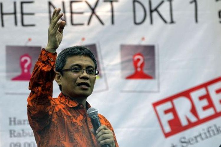 Calon wakil gubernur DKI Jakarta, Didik Rachbini, menghadiri acara dialog publik dengan tema Jakarta 2012-20017 akan Dibawa ke Mana? di Kampus Al Azhar, Jakarta, Rabu (6/6/2012). Acara yang digelar oleh Komunitas Mahasiswa Public Relations Politik Universitas Al Azhar, tersebut merupakan rangkaian kegiatan Youth Political Outlook 2012.