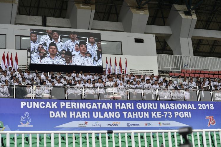 Presiden Republik Indonesia, Joko Widodo (Jokowi) pada Puncak Peringatan Hari Guru Nasional 2018 dan Hari Ulang Tahun ke-73 Persatuan Guru Republik Indonesia (PGRI), di Stadion Pakansari, Kabupaten Bogor, Jawa Barat, Sabtu (1/12/2018).