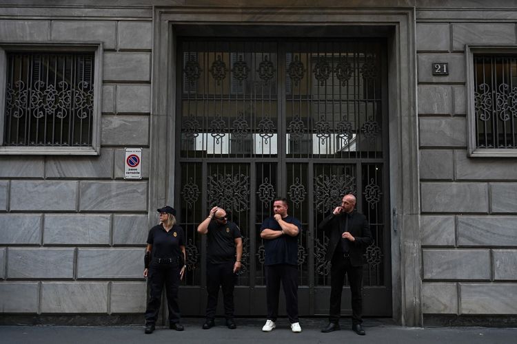 Petugas keamanan bersiaga di depan rumah Giorgio Armani di Via Borgonuovo di Milan, Italia, setelah desainer legendaris tersebut dikabarkan meninggal dunia pada Kamis (4/9/2025).