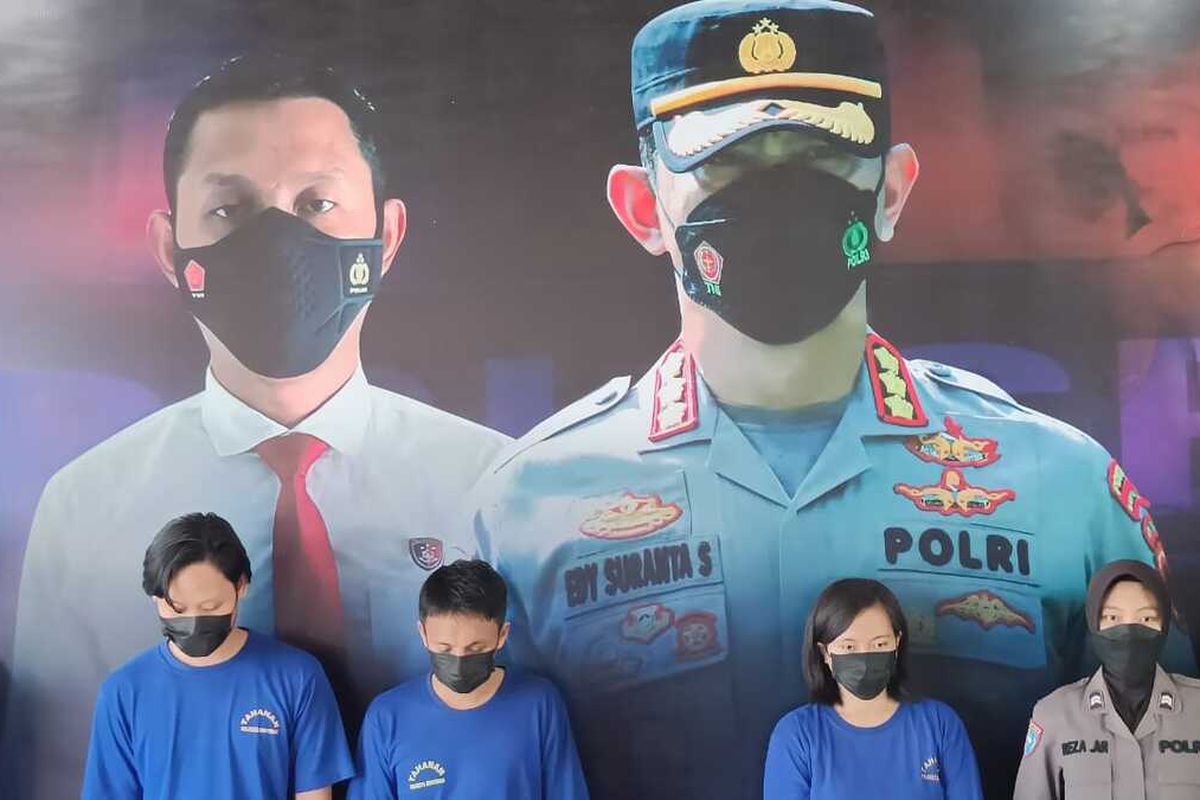 Tersangka pencurian motor SN (paling kanan) dihadirkan saat ungkap kasus di Mapolresta Banyumas, Jawa Tengah, Senin (31/10/2022).