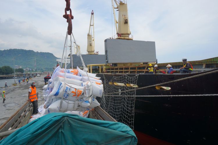 Beras asal Vietnam saat dipindahkan dari kapal MV Vinaship Diamond ke truk di Pelabuhan Tanjung Wangi, Jumat (23/2/2018).