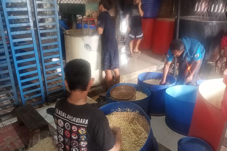 Pengrajin tahu tempe se-Kabupaten Bandung memastikan besok tetap akan menjalankan aksi mogok meski pemerintah berencana mensubsidi harga kedelai